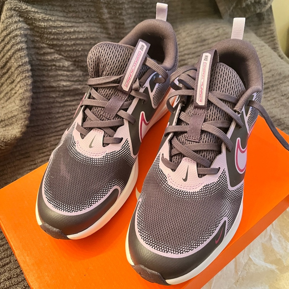 Nike Cosmic Running shoe 7y women’s 8.5